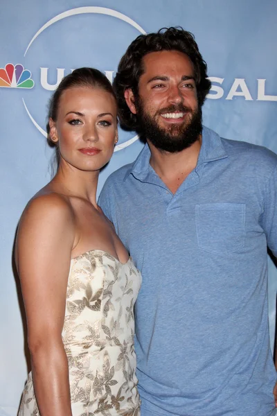 Yvonne strahovski i zach levi — Zdjęcie stockowe