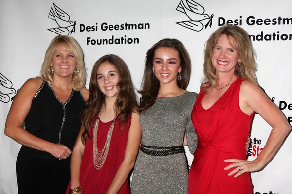 Haley Pullos, Lexi Ainsworth & their mothers — Stock Photo, Image