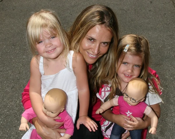 Brooke Mueller Sheen och steg-döttrarna Sam & Lola Sheen — Stockfoto
