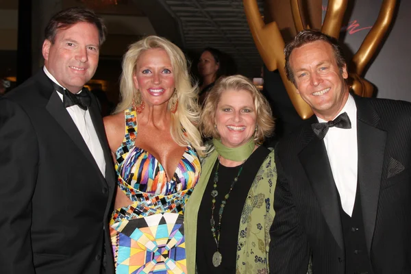 Doug Davidson, esposa y freinds — Foto de Stock