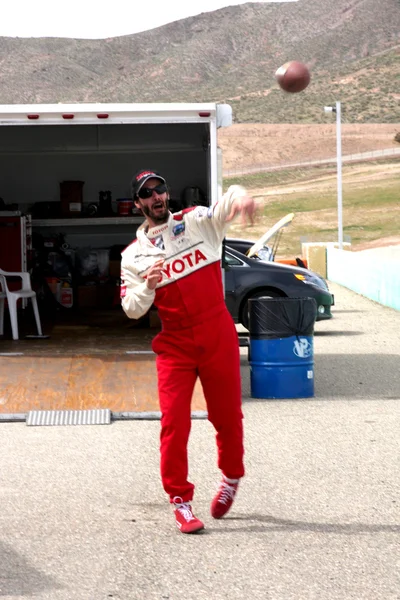 Keanu Reeves jogando uma bola de futebol durante uma pausa — Fotografia de Stock