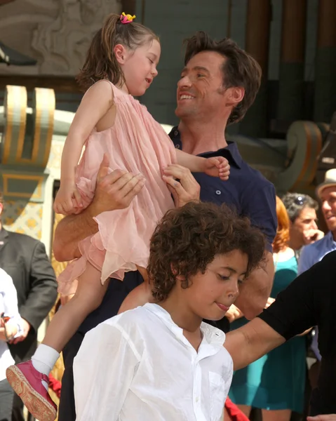 Hugh Jackman & esposa Deborra-Lee Furness, com filha Ava, e Filho Oscar — Fotografia de Stock