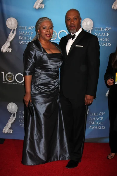 James pickens jr, karısı