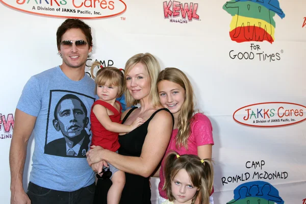 Peter Facinelli, Jennie Garth & Their daughters Luca, Lola, and Fiona — Stock Photo, Image