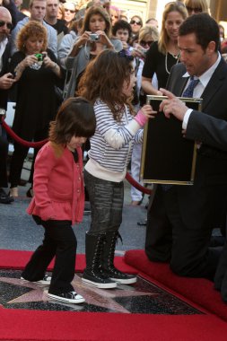 adam sandler, kızı güneşli ve sadie ile