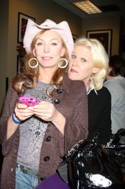 Lesley-Anne aşağı ve Alley Mills