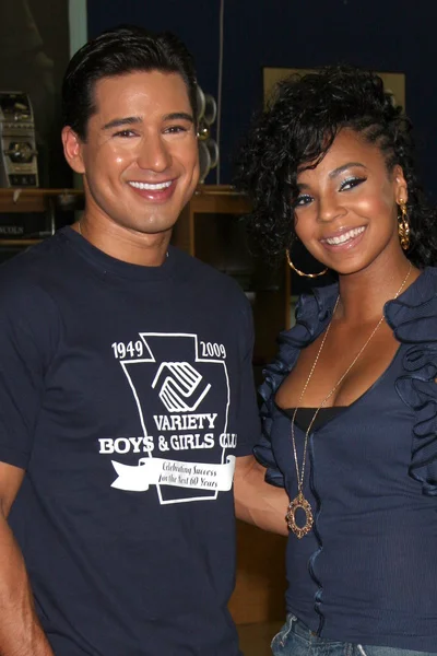 Mario Lopez & Ashanti — Photo