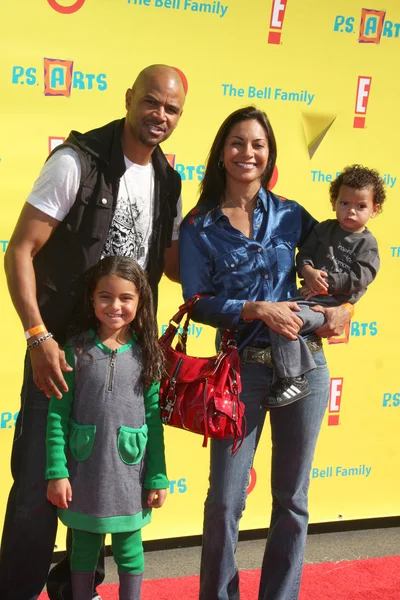 Dondre Whitfield, Salli Richardson-Whitfield & Children — Stock Photo, Image