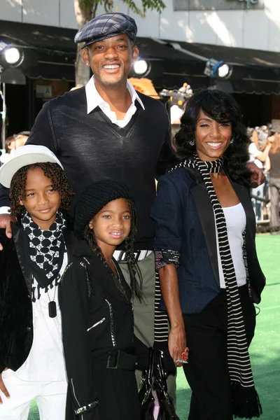 Will Smith, Jada Pinkett Smith con sus hijos Willow & Jaden —  Fotos de Stock