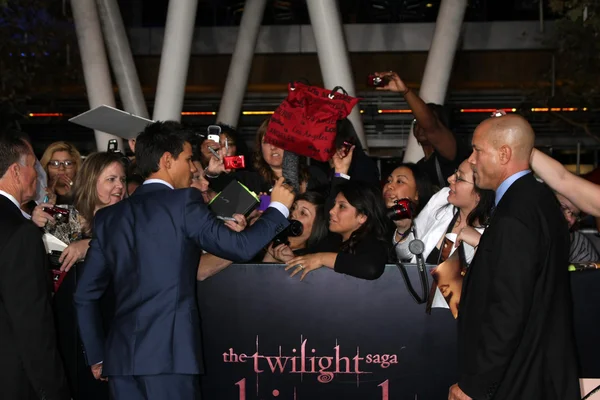 Taylor Lautner signant des autographes — Photo