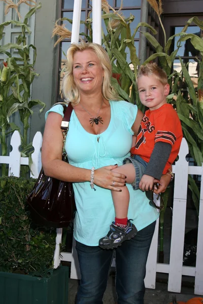 Alison Sweeney & zoon — Stockfoto