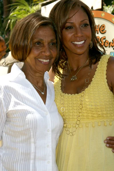 Holly Robinson Peete and Her mother Delores Robinson — Stock Photo, Image