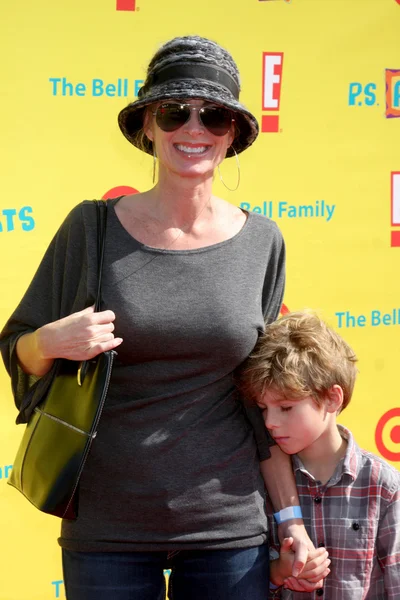 Eileen Davidson & Son — Stock Photo, Image