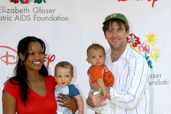 Garcelle Beauvais-Nilon, Mike Nilon, férje és ikrek Jax Joseph Nilon és Emil Thomas Nilon — Stock Fotó