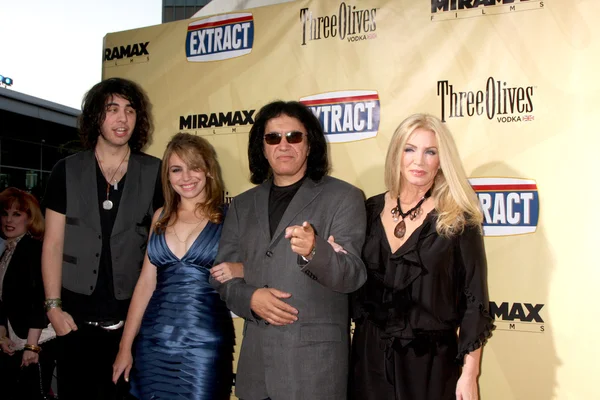 Nick, sophie och gene simmons med shannon tweed — Stockfoto