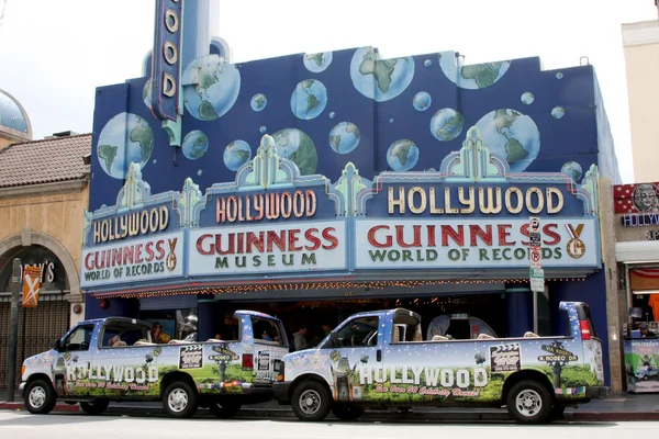 Guiness Museum and Hollywood Tour Buses — Stock Photo, Image