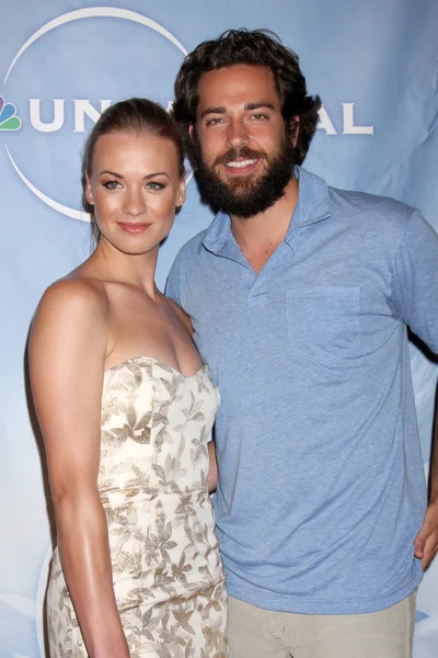 Yvonne Strahovski and Zach Levi — Stock Photo, Image