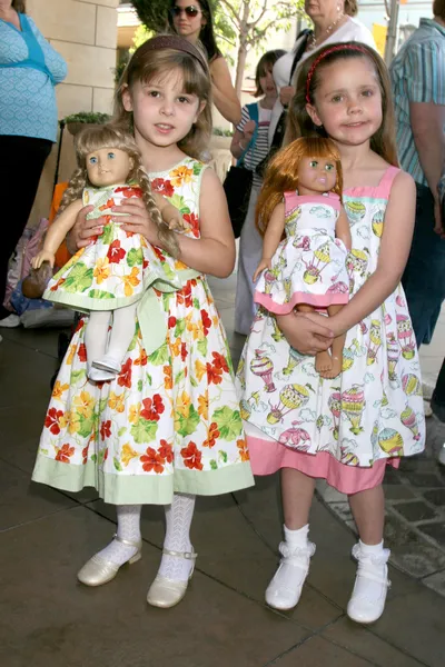American Girl Fans Emily & Alexis — Stock Photo, Image