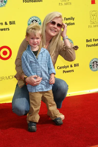 Alison Sweeney & zoon — Stockfoto