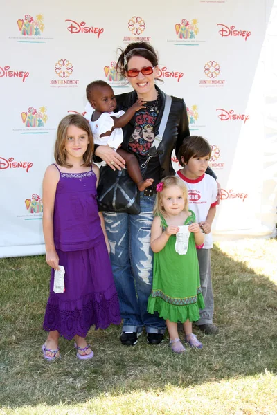 Joely Fisher & Seus filhos, sobrinho Holden — Fotografia de Stock