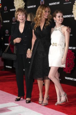 Shirley Maclaine, Julia Roberts, Emma Roberts