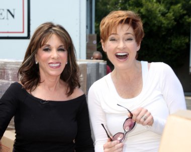 Kate Linder ve Carolyn Hennesy