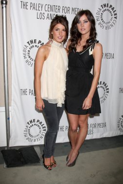 Shenae Grimes ve Jessica Stroup