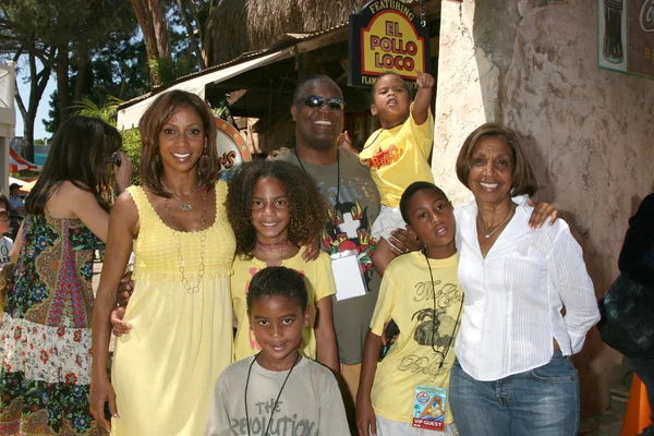 Holly robinson peete, rodney, jejich děti, manžel a její matka delores robinson — Stock fotografie