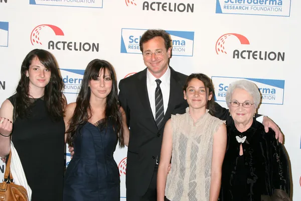 Bob Saget, date, daughters, and Mother — Stock Photo, Image