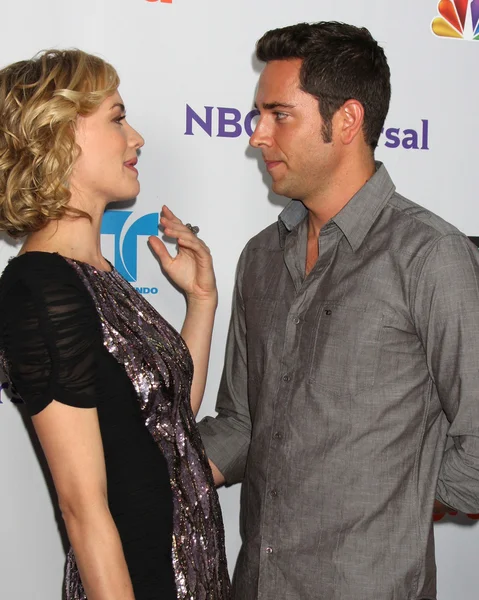 Yvonne Strahovski, Zach Levi — Fotografia de Stock