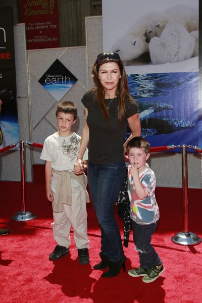 Finola Hughes com os filhos Dylan e Cash — Fotografia de Stock