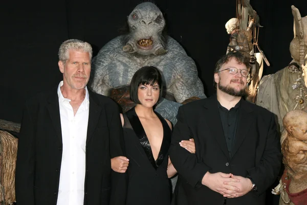 Ron Perlman, Selma Blair, & Guillermo del Toro — Stockfoto