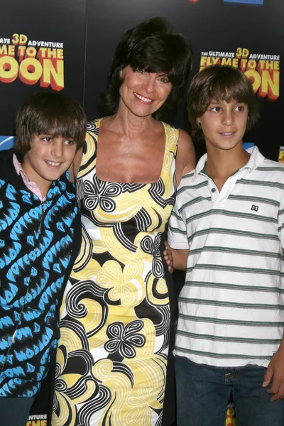 Adrienne barbeau en haar tweeling zonen william en walker — Stockfoto