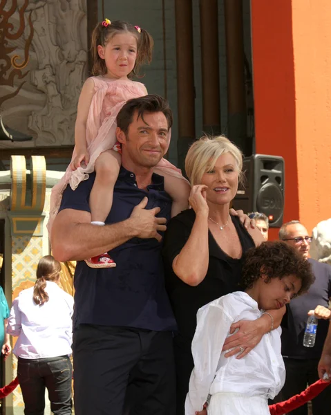 Hugh Jackman y su esposa Deborra-Lee Furness, con su hija Ava, y su hijo Oscar —  Fotos de Stock