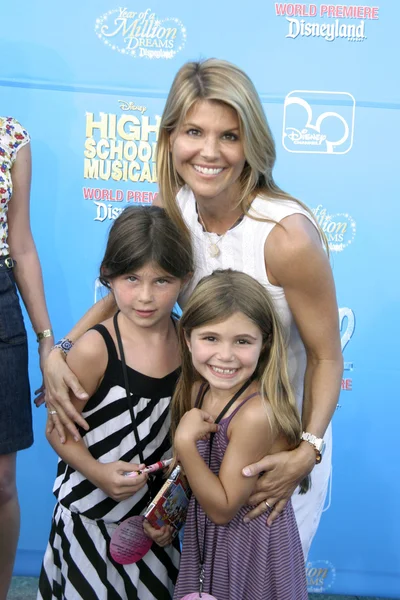 Lori Loughlin and her daughters — Stock Photo, Image