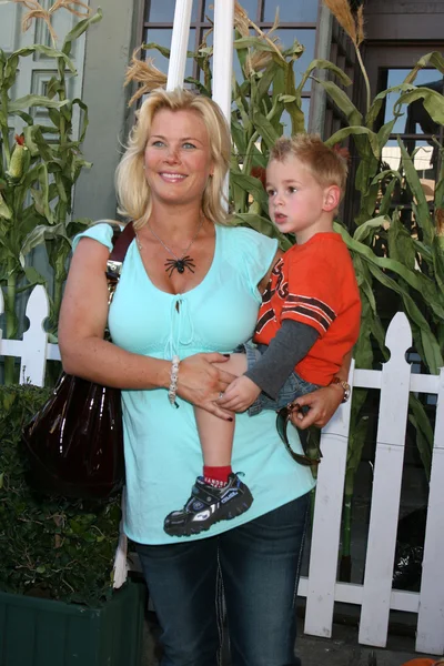 Alison Sweeney & son — Stock Photo, Image