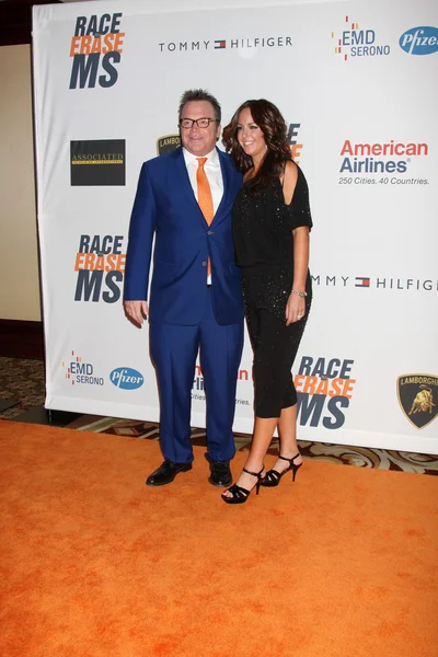 Tom Arnold y su esposa — Foto de Stock