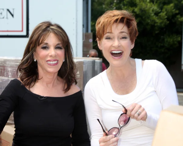 Kate Linder y Carolyn Hennesy —  Fotos de Stock