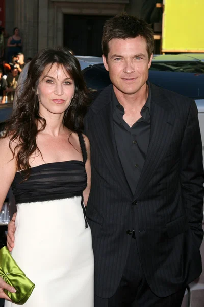 Jason Bateman & vrouw — Stockfoto