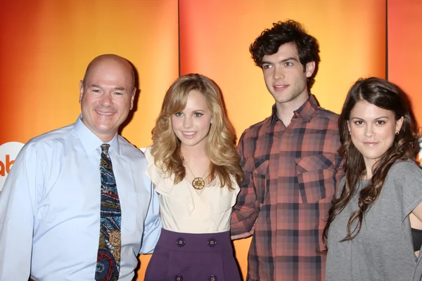 Larry Miller, Meaghan Martin, Ethan Peck et Lindsey Shaw — Photo
