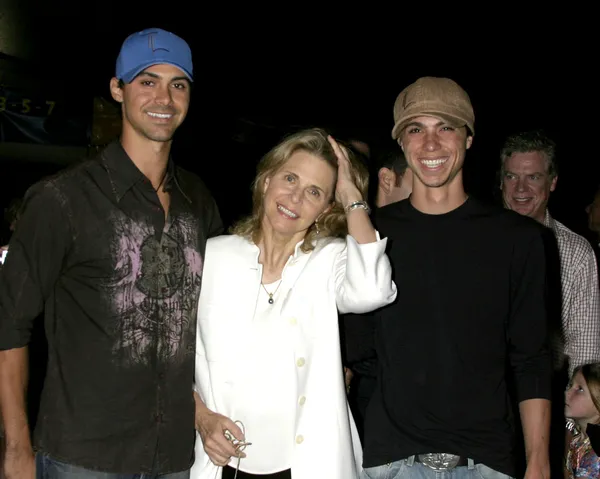 Lindsay wagner i jej synów — Zdjęcie stockowe