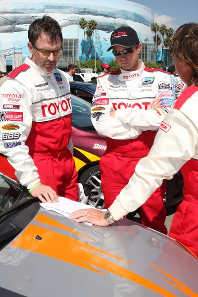Tim Daly & Eric Close con sus instructores de carreras — Foto de Stock