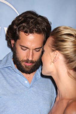 zach ve Yvonne strahovski levi