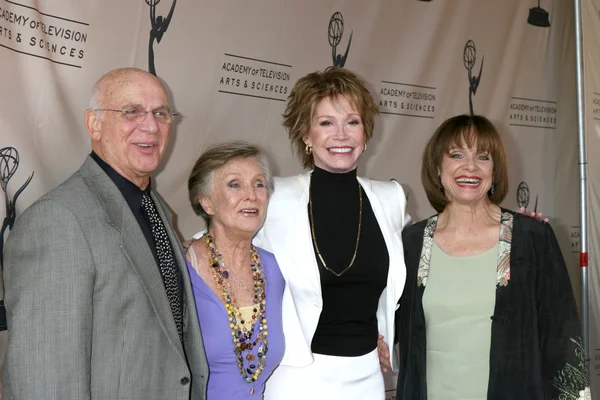 Gavin macleod, cloris leachman, mary tyler moore & valerie harfa — Zdjęcie stockowe