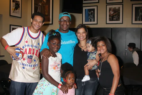 Bobby Brown, Nouveau bébé avec petite amie, invités, famille — Photo