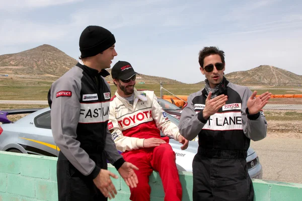 Zachary levi, keanu reeves, & adrien brody bespreken racing — Stockfoto