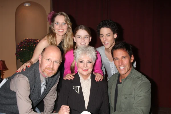 Lauralee Bell, Makaela Johnson, Zach Cumer Shari Wiedmann, Aaron Lustig, Shirley Jones, Dan Cortese — Stockfoto