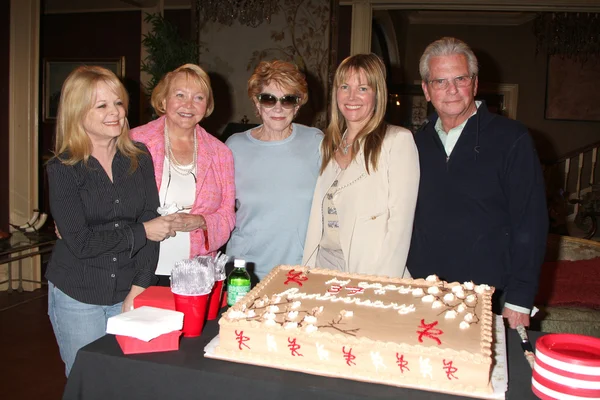 Patti Denney (comemorando 30 anos em Hair Make-up dept), Lee Bell, Jeanne Cooper, Maria Bell, Paul Rauch — Fotografia de Stock