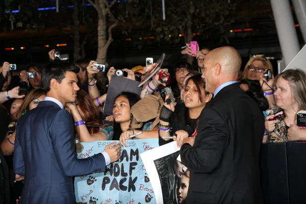 Taylor Lautner aláíró autogramot — Stock Fotó