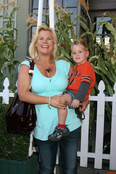 Alison Sweeney & son — Stock Photo, Image